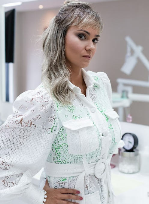 Dra. Ana Maria Lontra em seu consultório de harmonização orofacial em Itaipu, Niterói