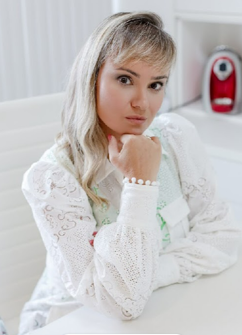 Dra. Ana Maria Lontra, Cirurgiã-Dentista especialista em Harmonização Orofacial, em seu consultório em Niterói